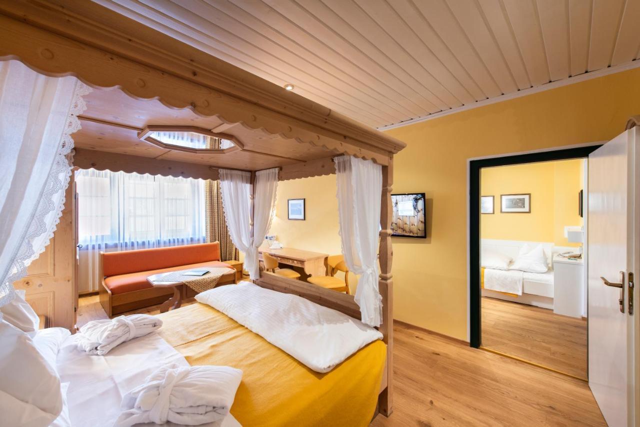Hotel Cavallino Bianco - Weisses Roessl San Candido Bagian luar foto