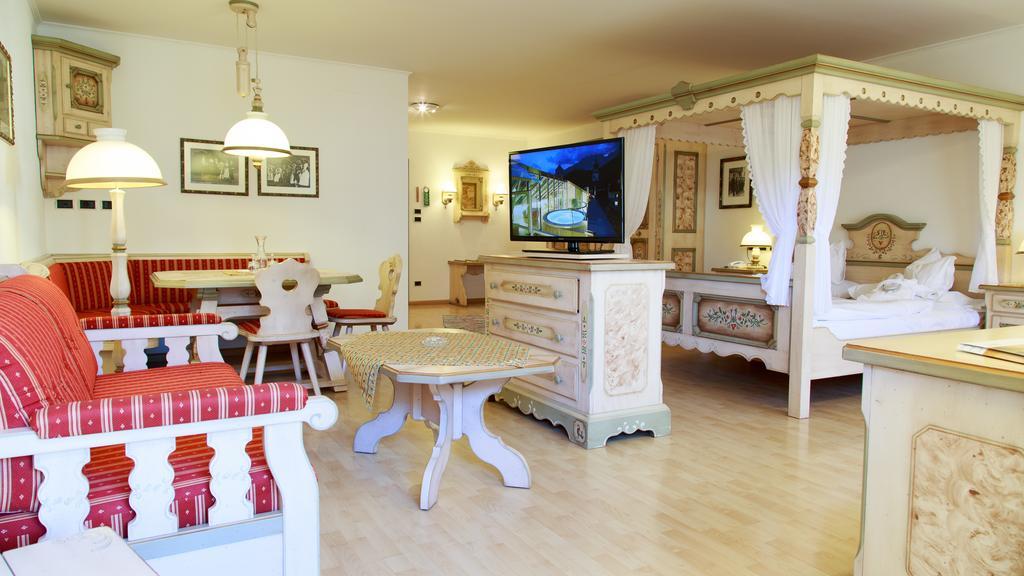 Hotel Cavallino Bianco - Weisses Roessl San Candido Bagian luar foto