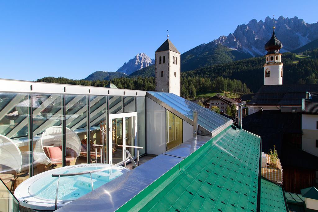 Hotel Cavallino Bianco - Weisses Roessl San Candido Bagian luar foto
