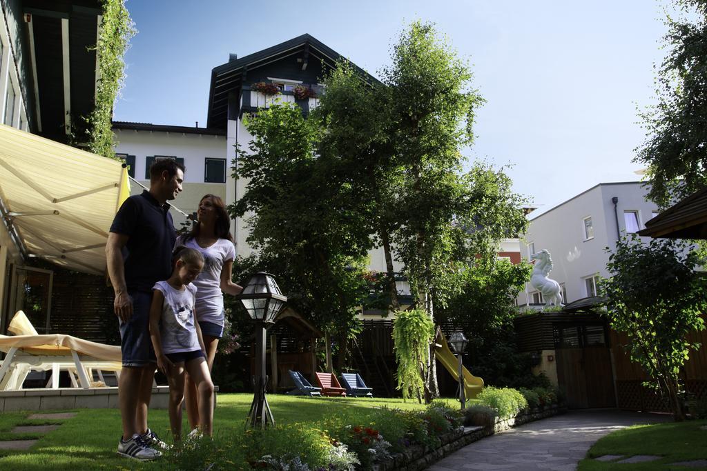 Hotel Cavallino Bianco - Weisses Roessl San Candido Bagian luar foto