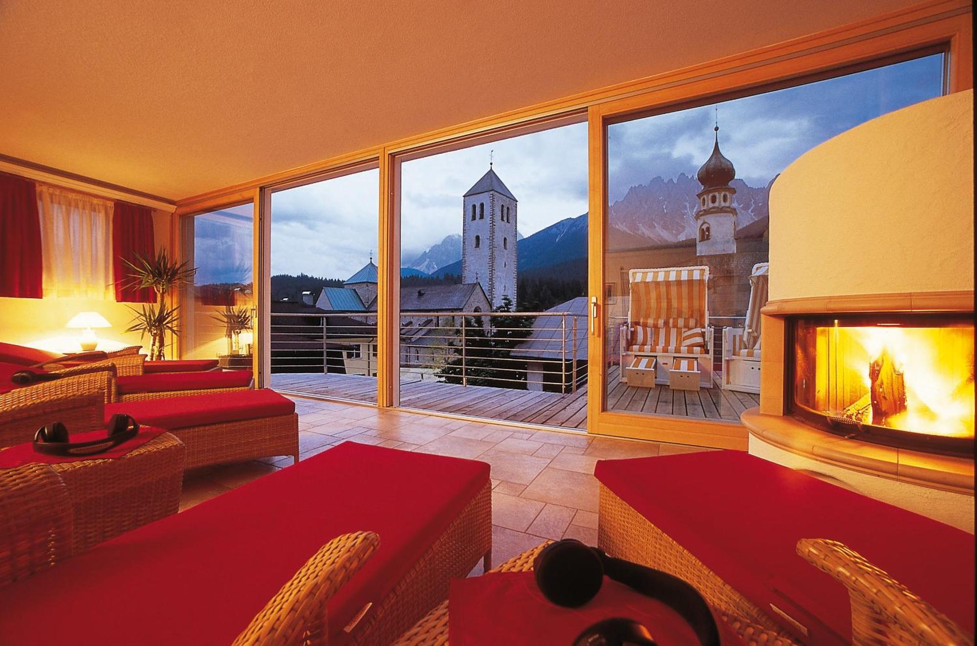 Hotel Cavallino Bianco - Weisses Roessl San Candido Bagian luar foto