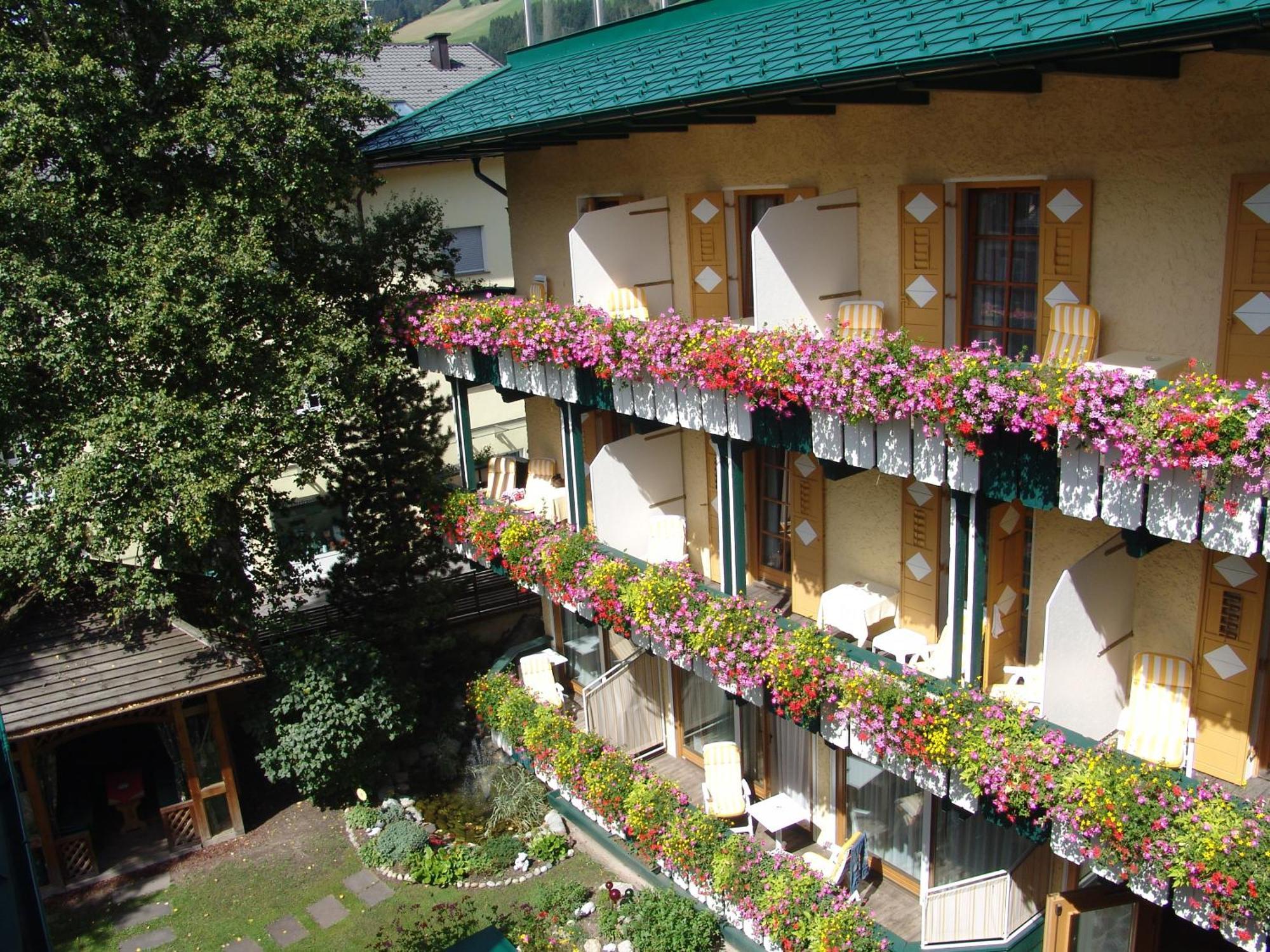 Hotel Cavallino Bianco - Weisses Roessl San Candido Bagian luar foto