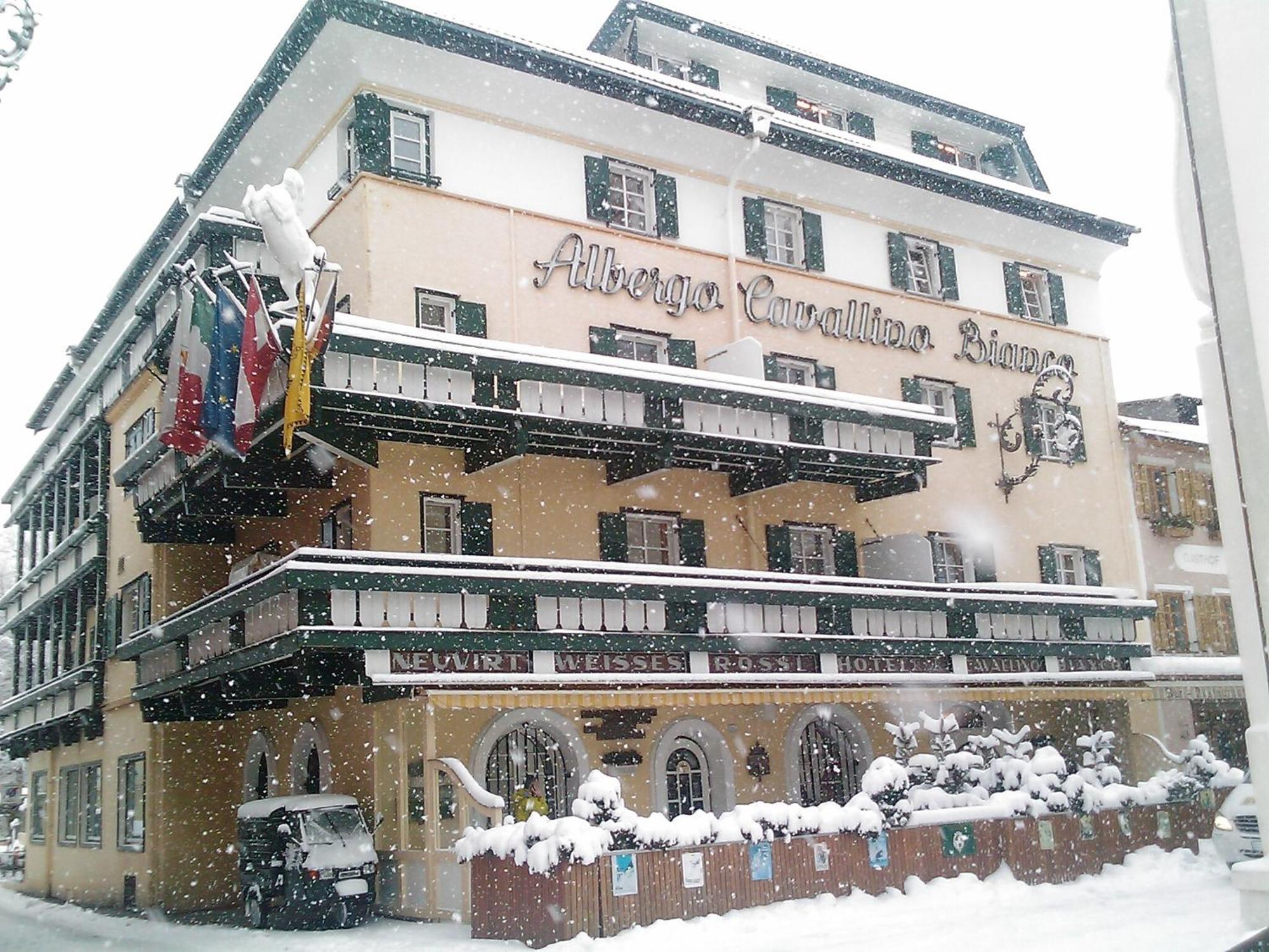 Hotel Cavallino Bianco - Weisses Roessl San Candido Bagian luar foto