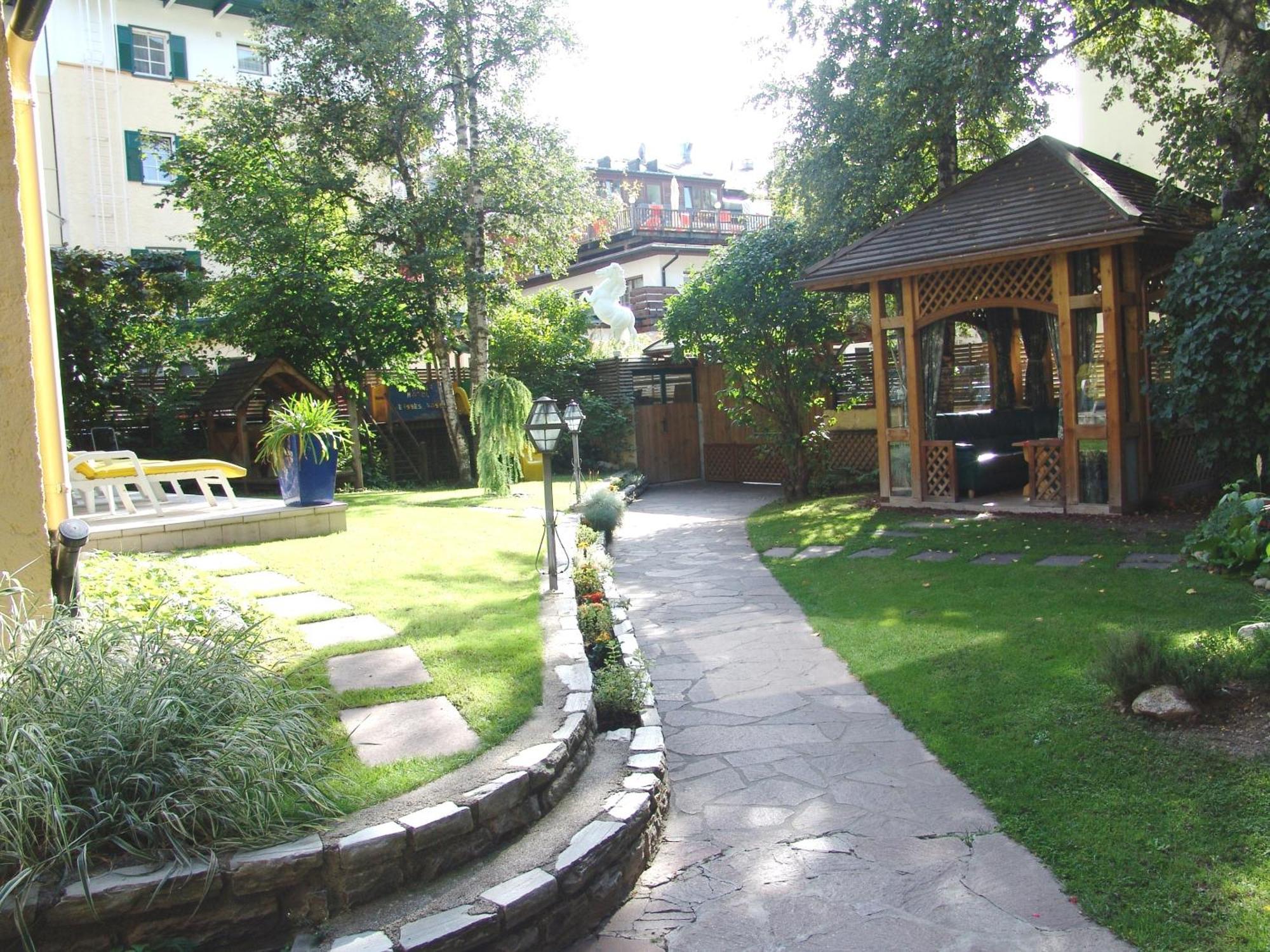 Hotel Cavallino Bianco - Weisses Roessl San Candido Bagian luar foto