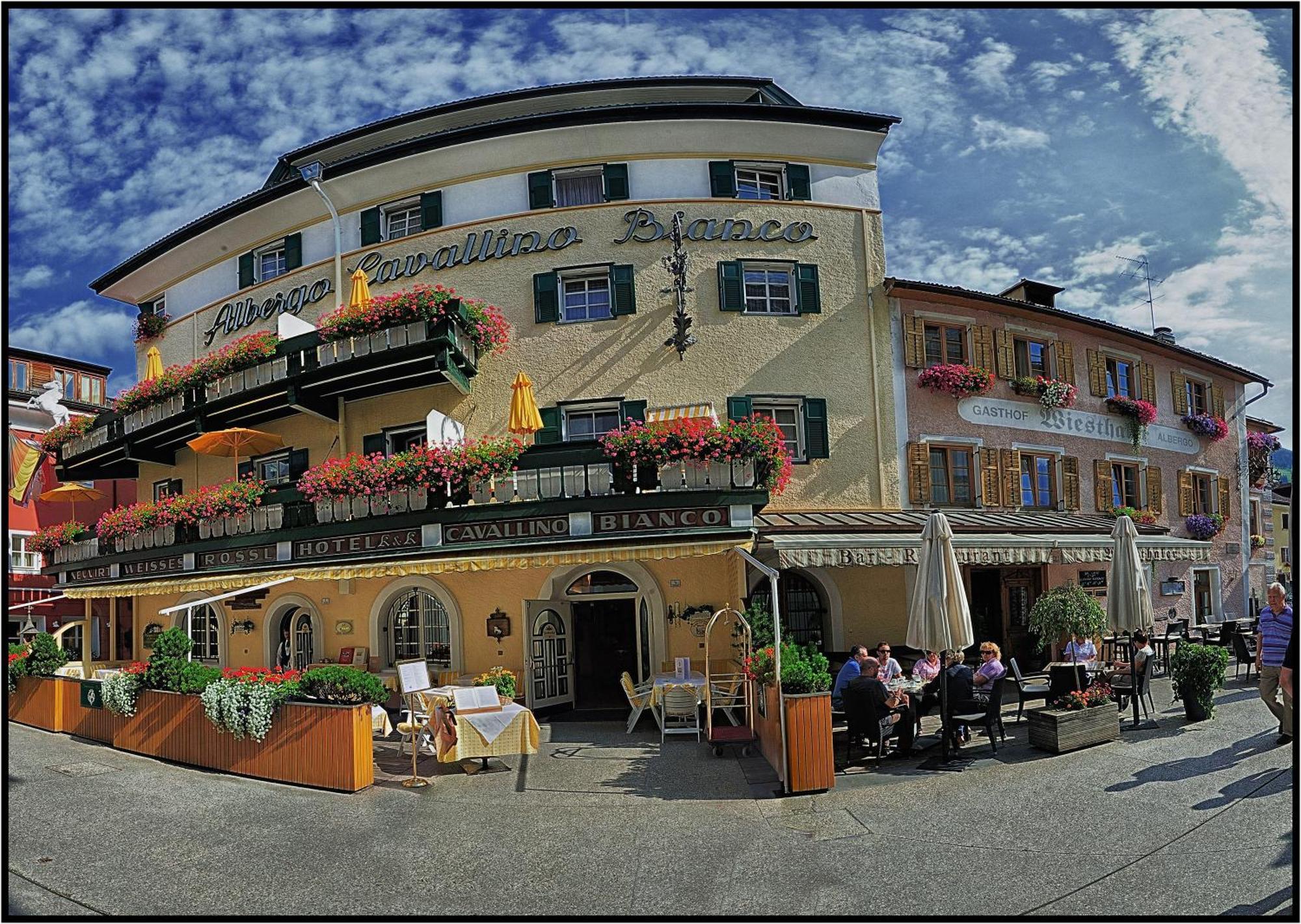 Hotel Cavallino Bianco - Weisses Roessl San Candido Bagian luar foto
