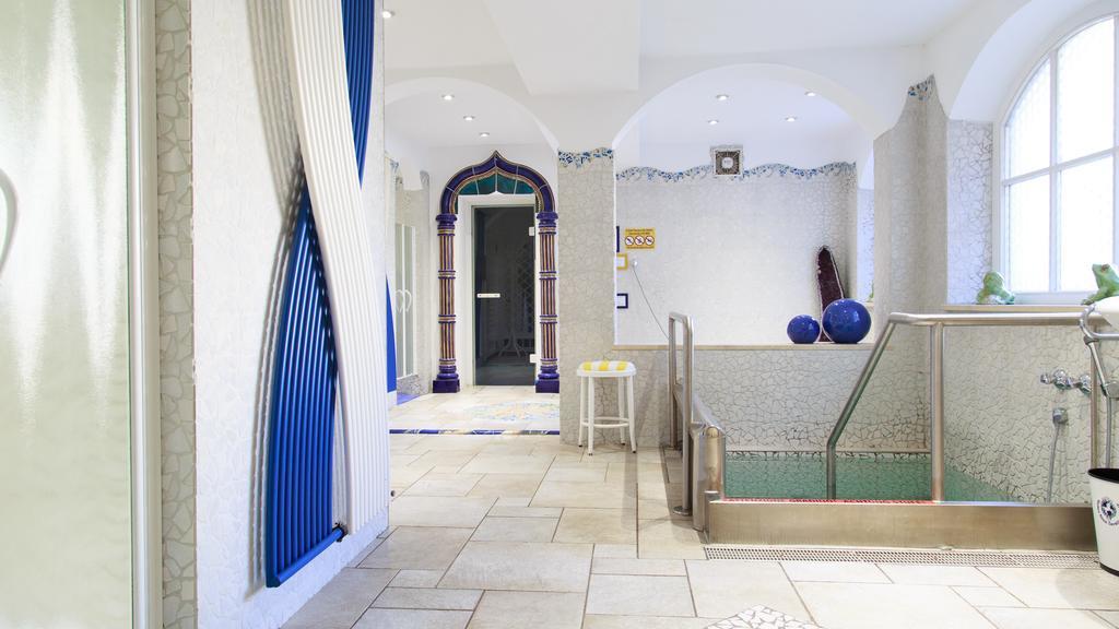 Hotel Cavallino Bianco - Weisses Roessl San Candido Bagian luar foto