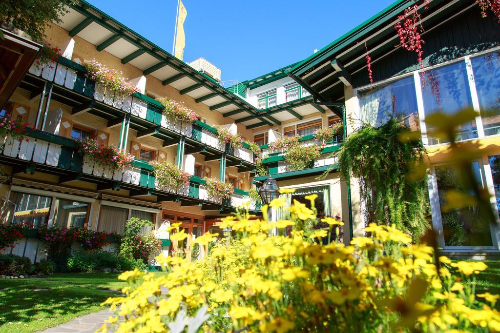 Hotel Cavallino Bianco - Weisses Roessl San Candido Bagian luar foto