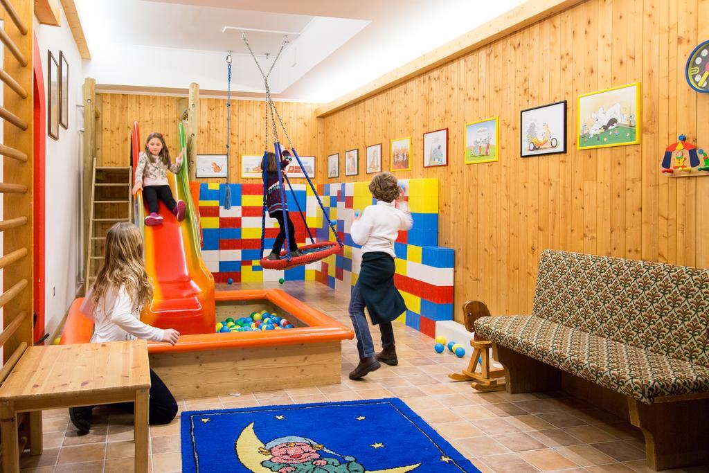 Hotel Cavallino Bianco - Weisses Roessl San Candido Bagian luar foto