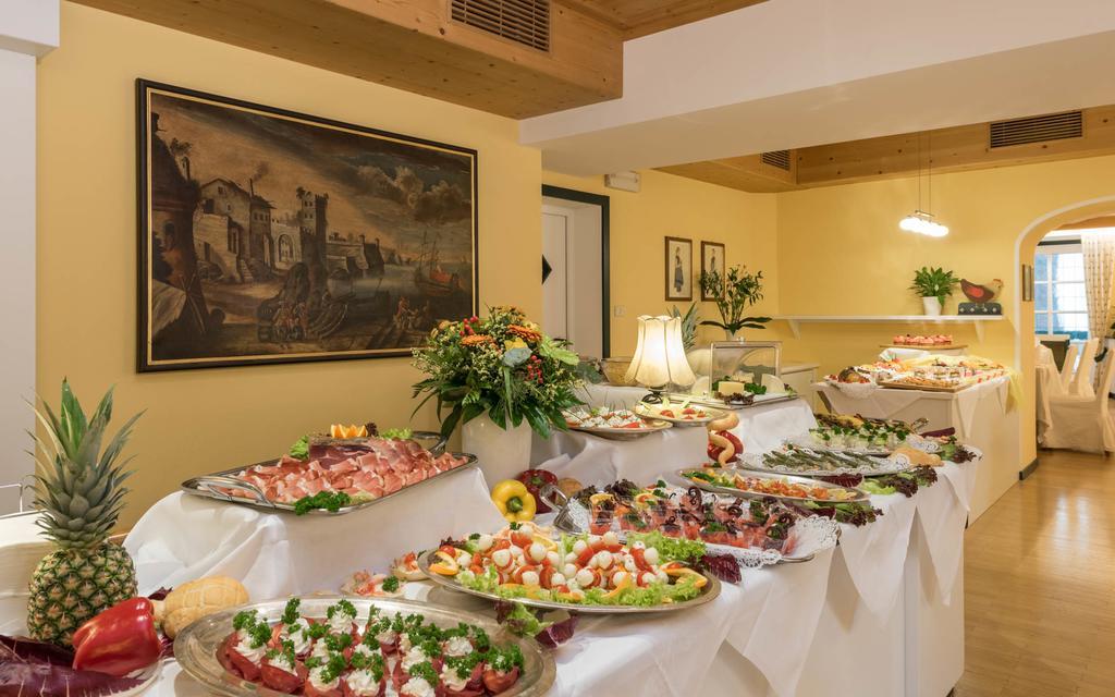 Hotel Cavallino Bianco - Weisses Roessl San Candido Bagian luar foto
