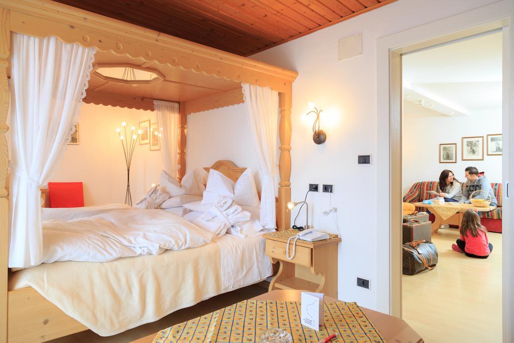 Hotel Cavallino Bianco - Weisses Roessl San Candido Bagian luar foto