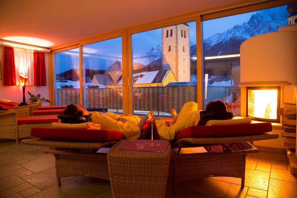 Hotel Cavallino Bianco - Weisses Roessl San Candido Bagian luar foto