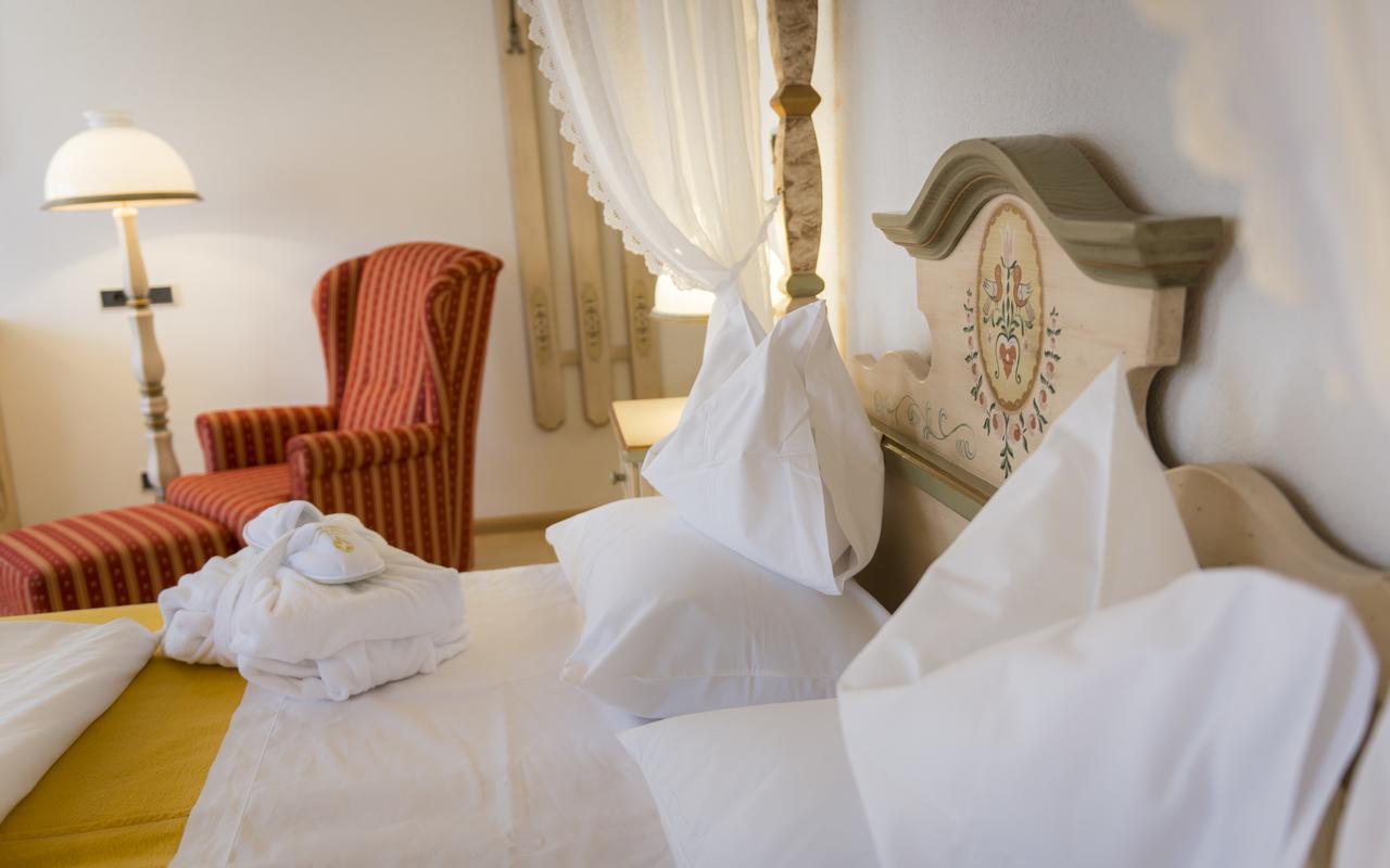 Hotel Cavallino Bianco - Weisses Roessl San Candido Bagian luar foto