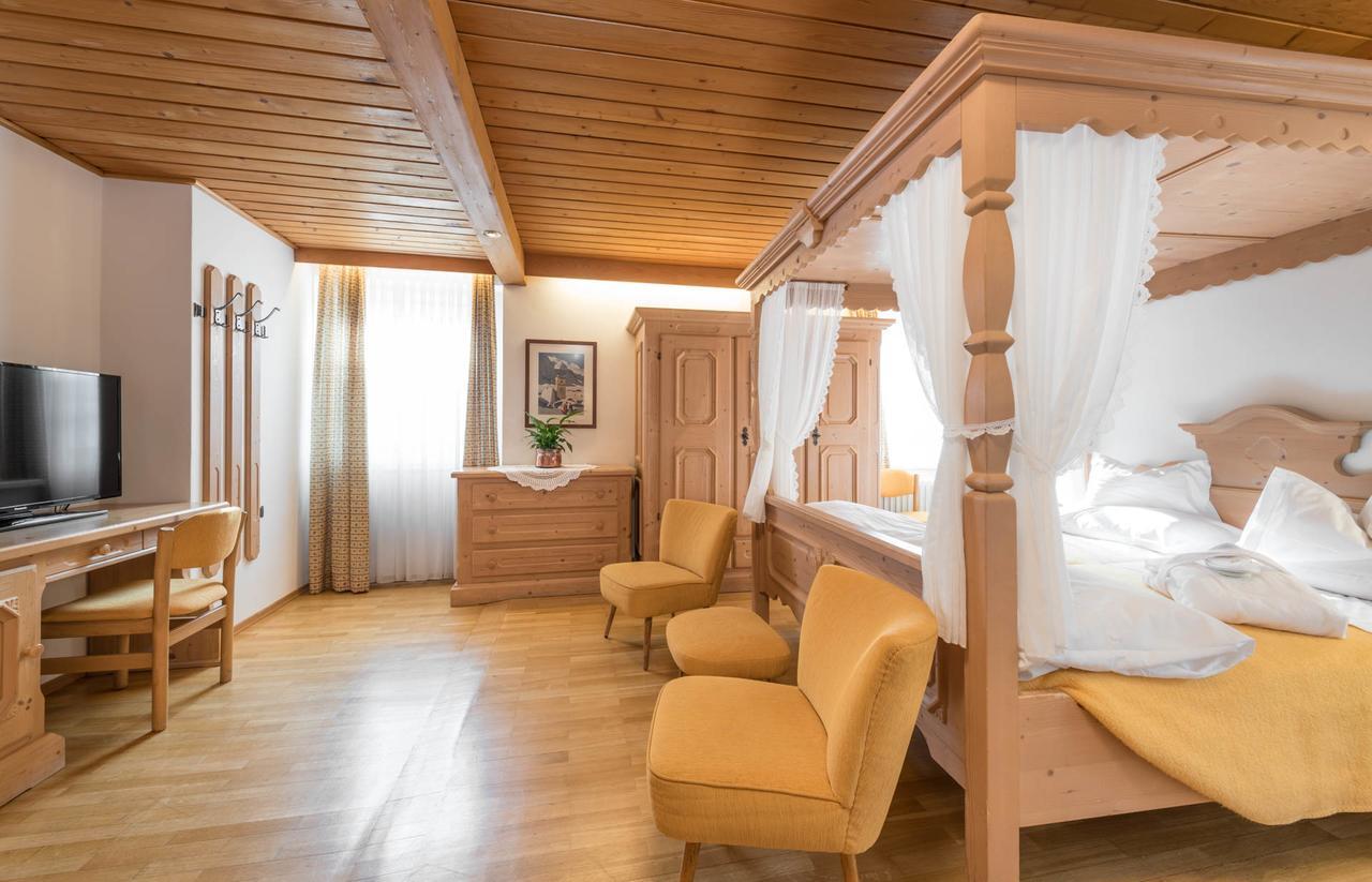 Hotel Cavallino Bianco - Weisses Roessl San Candido Bagian luar foto